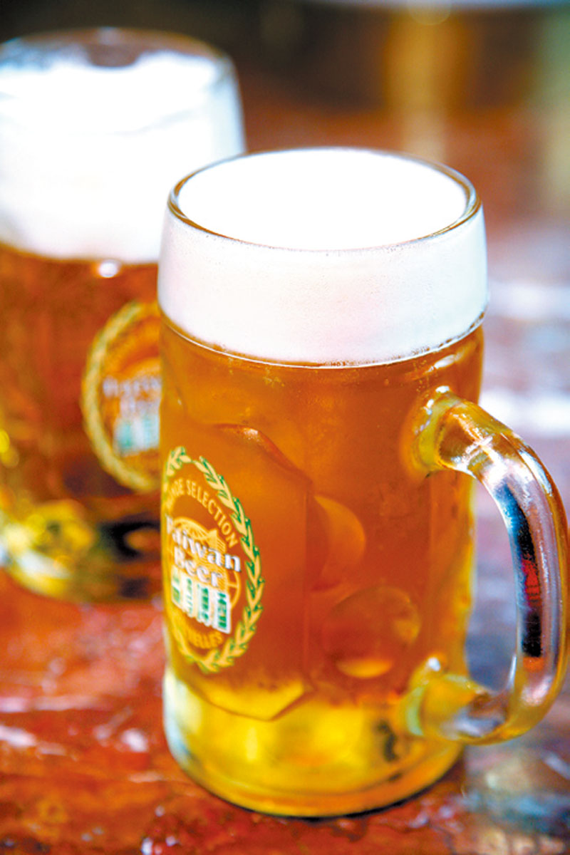 倒啤酒的正確方法 品啤酒必懂知識(shí) 倒啤酒的正確方法 品啤酒必懂知識(shí)