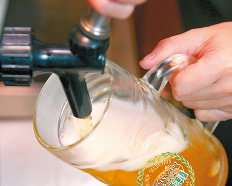 倒啤酒的正確方法 品啤酒必懂知識(shí) 倒啤酒的正確方法 品啤酒必懂知識(shí)