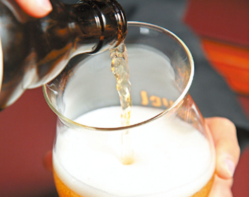 倒啤酒的正確方法 品啤酒必懂知識(shí) 倒啤酒的正確方法 品啤酒必懂知識(shí)