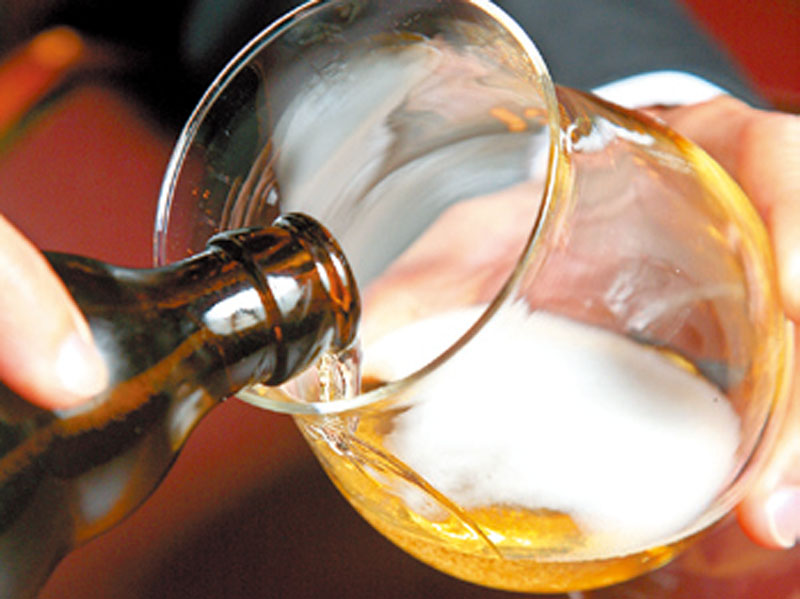 倒啤酒的正確方法 品啤酒必懂知識(shí) 倒啤酒的正確方法 品啤酒必懂知識(shí)