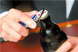 倒啤酒的正確方法 品啤酒必懂知識(shí) 倒啤酒的正確方法 品啤酒必懂知識(shí)