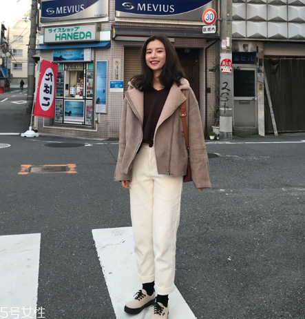 羊羔毛外套怎么搭配？這樣穿保暖又時髦