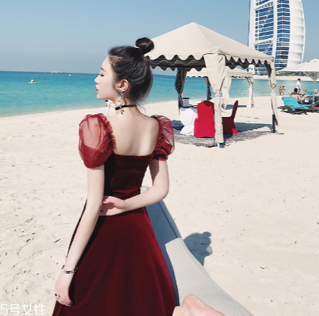 酒紅色衣服怎么搭配？女人味十足的冬日穿搭