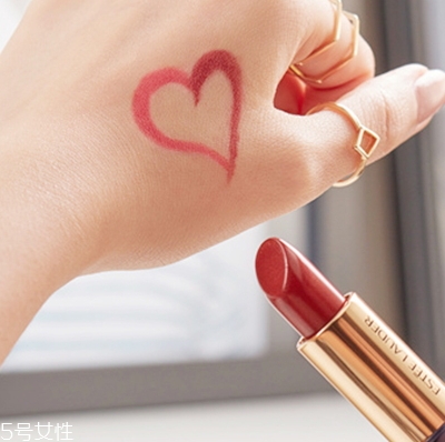 雅詩蘭黛口紅哪個系列好？傾慕vs戀愛唇膏