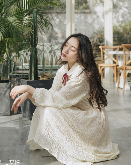 學院風連衣裙怎么搭配？重新回到學生時代