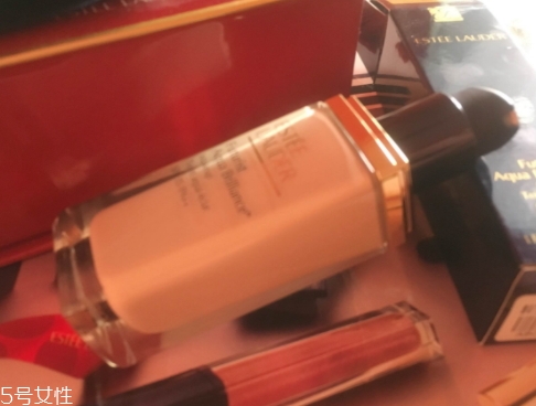 雅詩蘭黛粉底液多少錢？