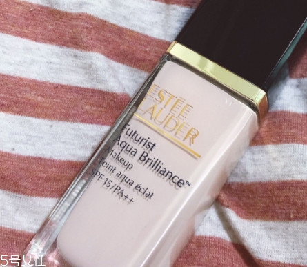 雅詩蘭黛粉底液和bb霜哪個好？