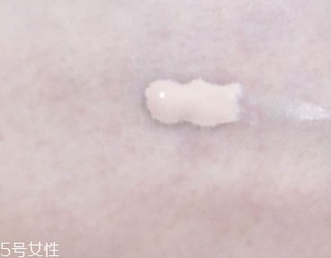 雅詩蘭黛粉底液和bb霜哪個好？