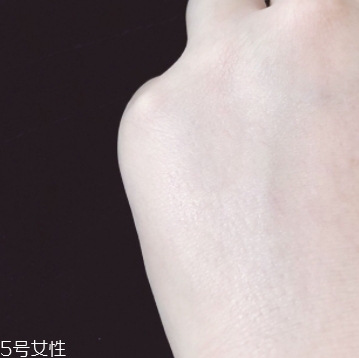 雅詩蘭黛粉底液和bb霜哪個好？