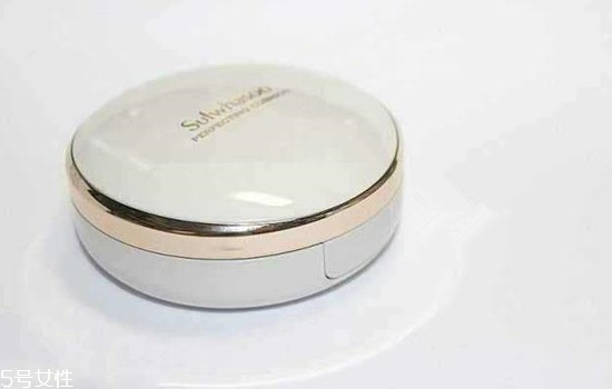 雪花秀氣墊和ysl氣墊哪個(gè)好？補(bǔ)妝也會(huì)很自然