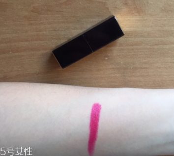 雅詩蘭黛口紅240試色 玫紅色的羅馬假日 雅詩蘭黛口紅240試色 玫紅色的羅馬假日