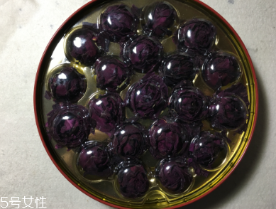 墨紅玫瑰和金邊玫瑰哪個好？墨紅玫瑰更勝一籌