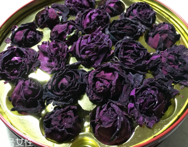 墨紅玫瑰和金邊玫瑰哪個好？墨紅玫瑰更勝一籌