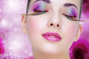 腮紅和口紅如何搭配？色彩不要太多