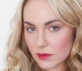 腮紅和口紅如何搭配？色彩不要太多