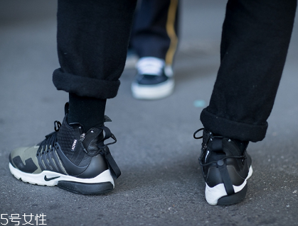 運動鞋鞋底變硬怎么辦？放太久或者已老化