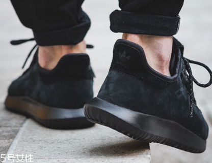運(yùn)動(dòng)鞋鞋底硬好還是軟好？不同運(yùn)動(dòng)種類(lèi)需求不同