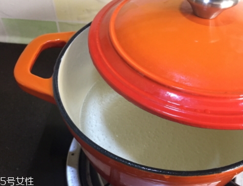 琺瑯鍋和玻璃鍋哪個(gè)好？附上用琺瑯鍋燒菜過程