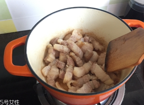 琺瑯鍋和玻璃鍋哪個(gè)好？附上用琺瑯鍋燒菜過程