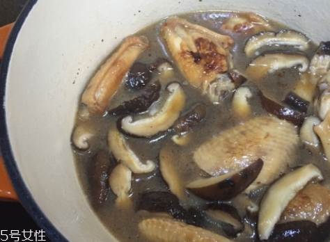 琺瑯鍋和玻璃鍋哪個(gè)好？附上用琺瑯鍋燒菜過程