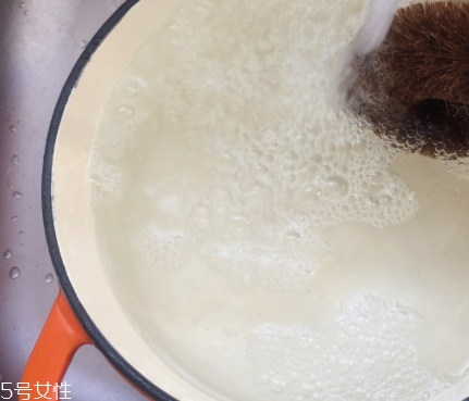 琺瑯鍋和玻璃鍋哪個(gè)好？附上用琺瑯鍋燒菜過程