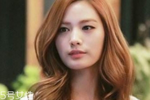 方形臉適合什么發(fā)型？卷曲長發(fā)柔和臉部輪廓