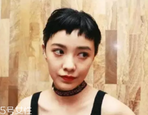 方形臉適合什么發(fā)型？卷曲長發(fā)柔和臉部輪廓