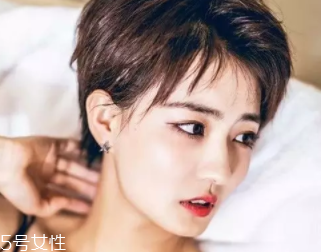 方形臉適合什么發(fā)型？卷曲長發(fā)柔和臉部輪廓