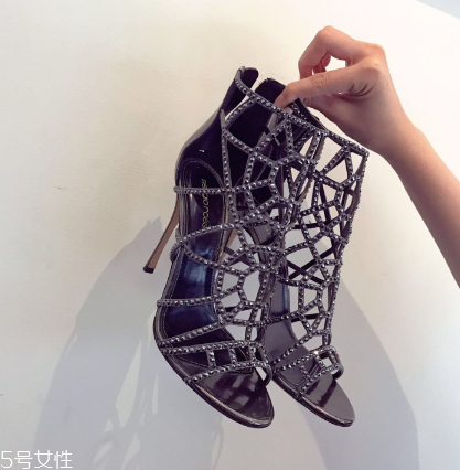 sergio rossi鞋子偏碼嗎？游走時(shí)尚尖端