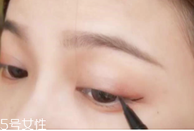 眼線畫歪了怎么辦？干脆暈成煙熏妝