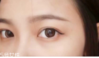 眼線畫歪了怎么辦？干脆暈成煙熏妝