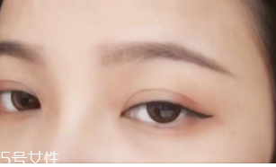 眼線畫歪了怎么辦？干脆暈成煙熏妝