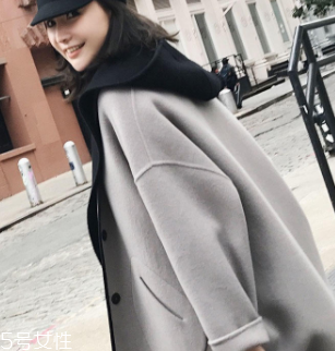 白領(lǐng)女性赴約穿什么好？長款氣質(zhì)大衣有格調(diào)和氣質(zhì)