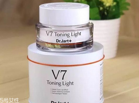 素顏霜和氣墊bb哪個(gè)好用？自然底妝就靠它