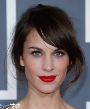 長臉適合什么樣的燙發(fā)？大波浪長發(fā)溫柔睿智