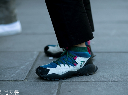 運(yùn)動鞋好還是皮鞋好？不同場合不同需求