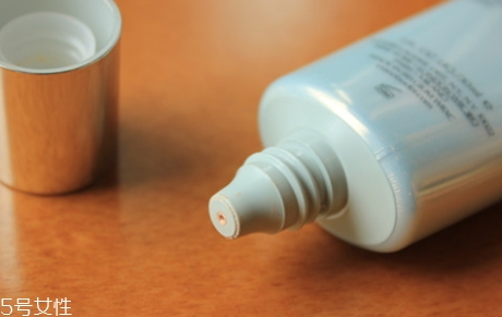 雅詩蘭黛bb霜好用嗎？持久力遮瑕力up