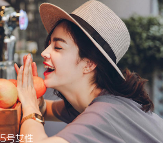 戴什么帽子顯臉?。繉掗苊弊屇樋雌饋硇?></p><p>寬檐帽搭配長裙的時候就會多一份飄逸感和灑脫，搭配長裙的寬檐帽最好是檐的幅度更寬大一些。這也是我們所說的英倫風寬檐帽和南美風寬檐帽的結(jié)合體，不能說它更像哪一種風格，這種區(qū)分的界定已經(jīng)變得模糊。</p><p style=