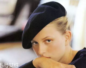 戴什么帽子顯臉??？寬檐帽讓臉看起來小