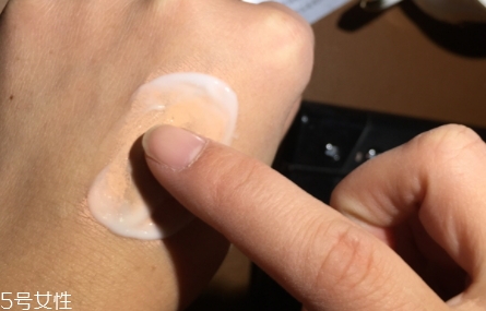 雅詩(shī)蘭黛卸妝乳怎么用？