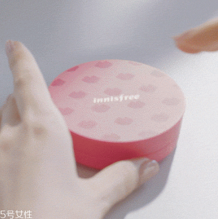 悅詩風(fēng)吟粉色限量氣墊霜多少錢？粉漾氣墊之戀