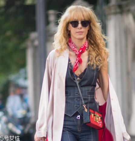 絲巾怎么搭配衣服？優(yōu)雅范兒盡顯