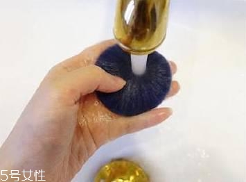 新買(mǎi)的氣墊粉撲要洗嗎？用久了一定要清洗