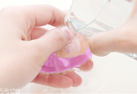 小怪獸硅膠粉撲要撕掉薄膜嗎？薄膜是不需要撕掉的