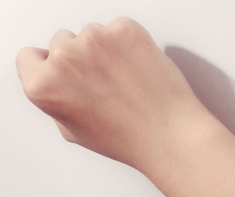 雅詩蘭黛微精華噴霧怎么用？