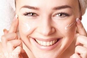 隔離霜可以直接涂在臉上嗎？要用補水產品打底才好