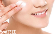 隔離霜可以直接涂在臉上嗎？要用補水產品打底才好