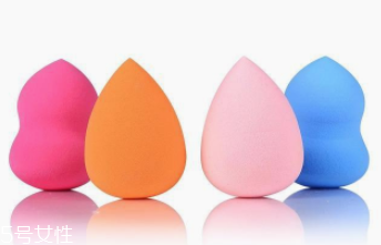 美妝蛋和粉底刷哪個(gè)好用？看完這個(gè)你就懂了