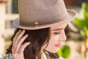 方臉戴什么帽子好看？戴上這三件你臉就不方了