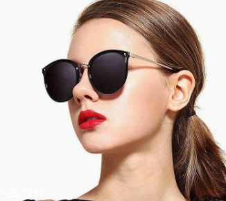 方臉戴什么帽子好看？戴上這三件你臉就不方了